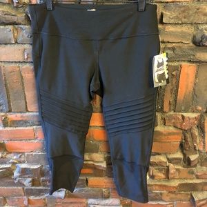 Women’s AVIA active moto capris. Black Size L, NWT